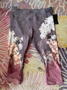 Calia by Carrie Underwood Essential Mid Rise Legging XL Floral Divide
Capri New